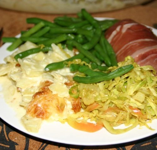 Parmasvøbt kylling med flødekartofler, lun spidskålssalat og grønne bønner | Hjemme Xenia