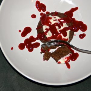 Chokoladekage uden mel med flødeskum og hindbærcoulis